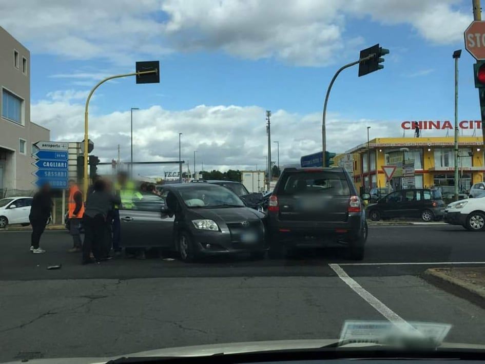 Selargius, brutto incidente sulla 554: schianto frontale tra due auto