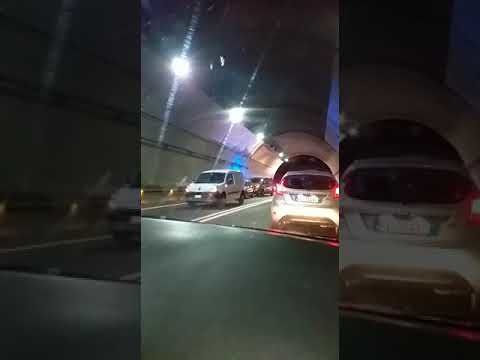 Incidente nella galleria della 125 tra Quartu e Solanas: l’ambulanza soccorre i feriti (VIDEO)