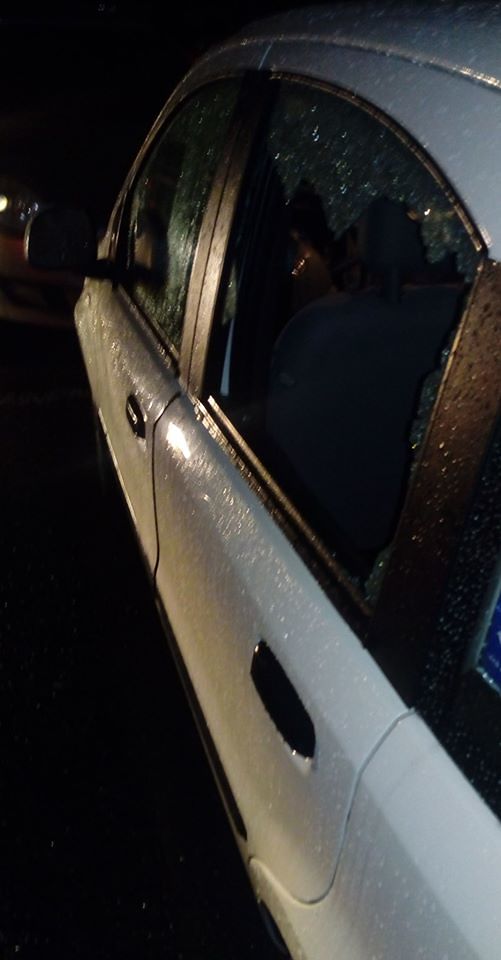 Allarme furti auto nei parcheggi delle Vele. “Così hanno distrutto il vetro della mia auto”