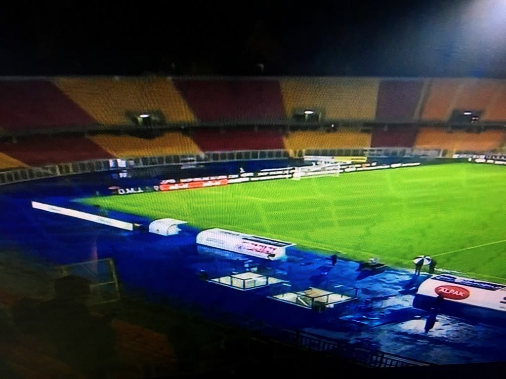 Lecce-Cagliari a rischio rinvio: pioggia fortissima sullo stadio. Sky: il pallone non rimbalza bene