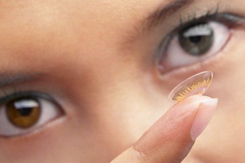 Le lenti a contatto colorate sono da evitare? Arriva il monito degli esperti