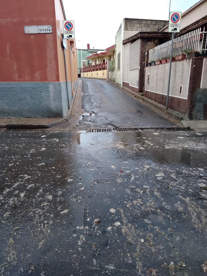 Assemini, piove e via Tevere finisce in un mare di liquami: “Qui si sfiora l’emergenza sanitaria”