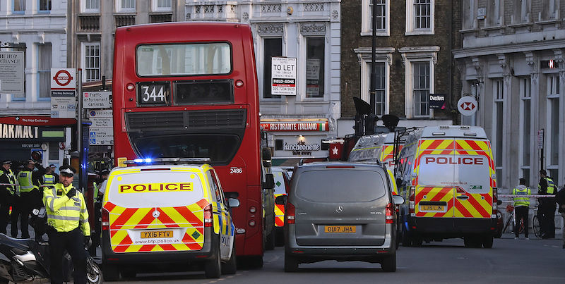 Coltellate e spari sul London Bridge, un morto e 4 feriti a Londra: “E’ terrorismo”