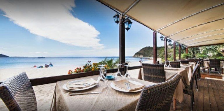 Villasimius, addio al ristorante sulla spiaggia aperto da 50 anni: “E’ abusivo demolitelo”