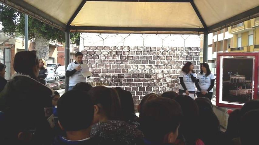 Monserrato, flash mob per ricordare il trentennale della caduta del Muro di Berlino: tutti con la maglietta speciale