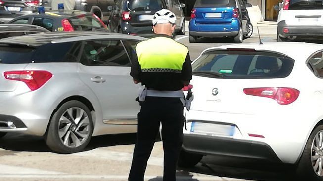 Cagliari, tra doppia fila e pulizia delle strade è strage di multe: 10mila in dieci mesi