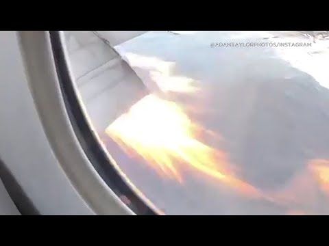 Paura a bordo di un aereo, un motore va a fuoco: un passeggero registra lo spaventoso momento e lo posta su YouTube