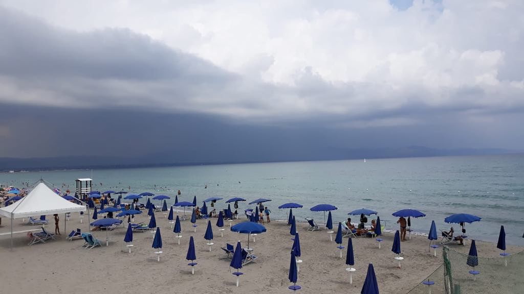 Lecce-Cagliari, maltempo fortissimo sul Salento: pioggia vento e blackout, la partita si gioca?