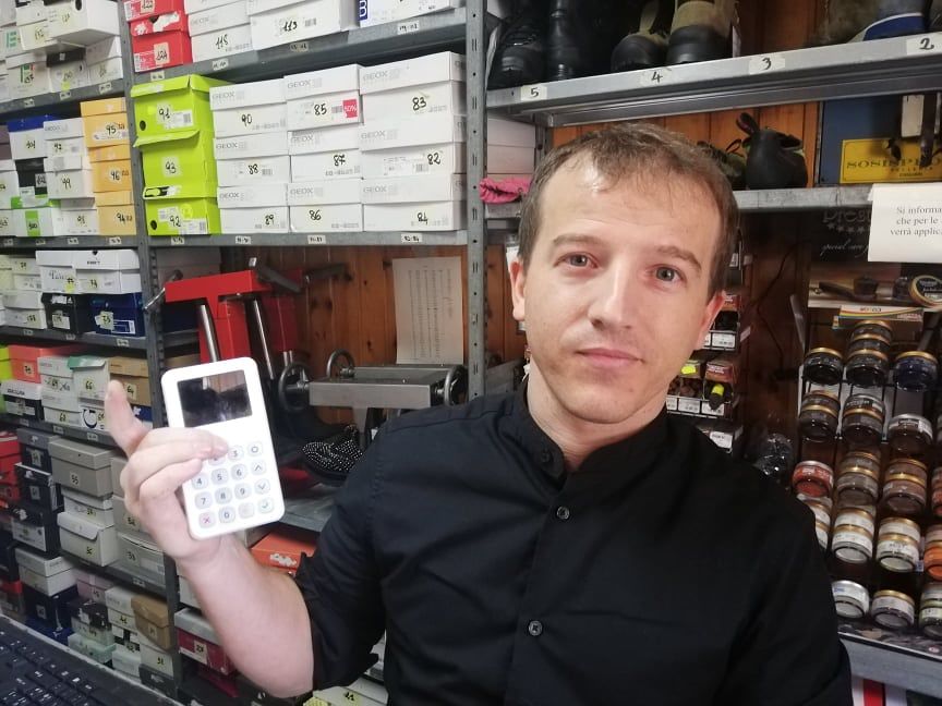 Simone, calzolaio di Cagliari: “Pagano col bancomat anche una soletta, ogni anno perdo migliaia di euro”
