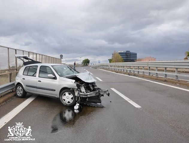 Carambola sulla 195 racc, una Clio sbatte sul guard rail e ruota più volte su se stessa: c’è un ferito