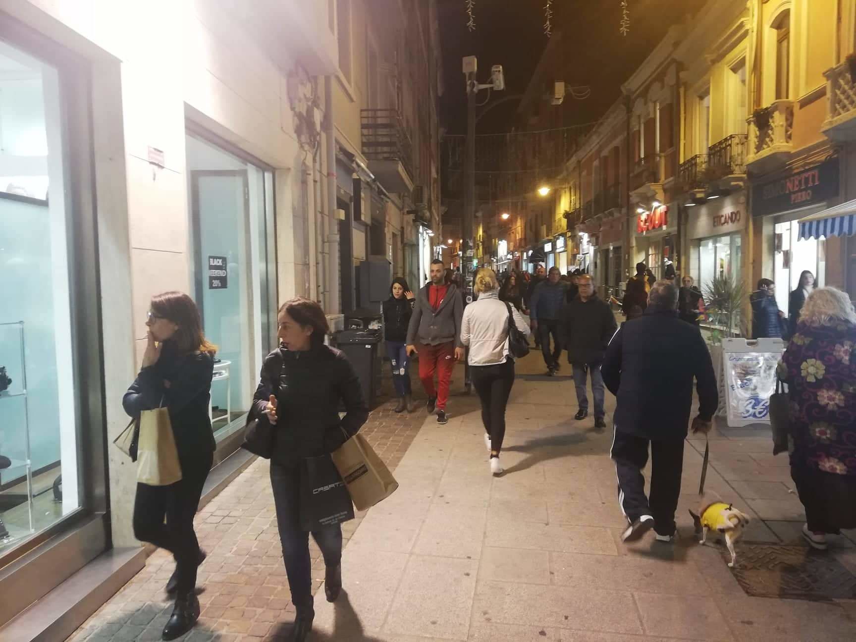 Cagliari, tutti pazzi per il Black Friday: folla nelle vie dello shopping e assalto ai centri commerciali