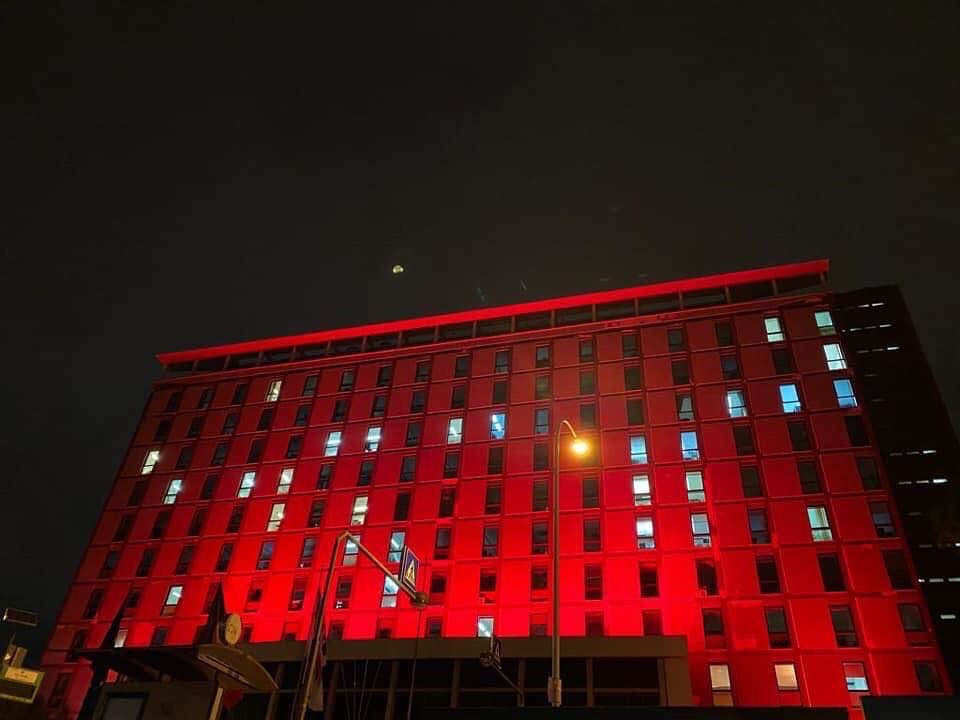 Cagliari, il palazzo della Regione si tinge di rosso contro la violenza sulle donne