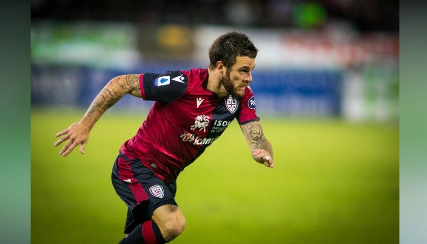 Le maglie del Cagliari all’asta per salvare Pierpaolo Piras, il 42enne colpito da un tumore raro