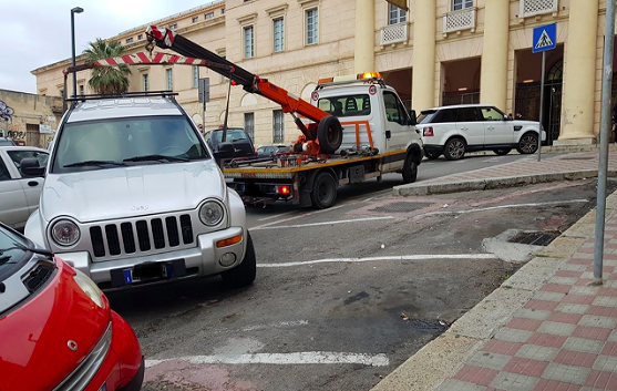 Cagliari, troppe multe e rimozioni: addio ai divieti di sosta per la pulizia meccanizzata