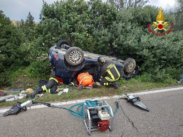 San Vito, auto si ribalta paurosamente sulla 125: estratto un uomo dalle lamiere dai vigili del fuoco