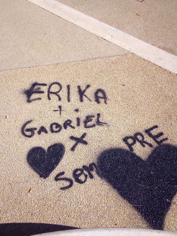 La nuova piazza San Michele già sfregiata dalle scritte a spray: “Popolazione indignata, trovate gli autori di questi gesti incivili”