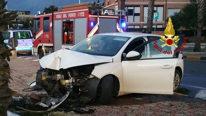 Marina Piccola, esce di strada e si schianta sulla carreggiata: ferito il conducente