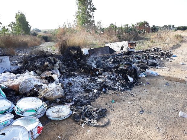 Rifiuti ammassati e divorati dal fuoco, la “grande schifezza” nelle campagne di Selargius