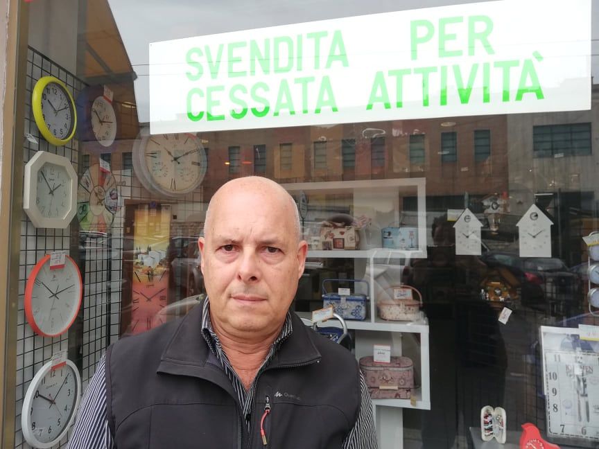 Cagliari, dopo oltre mezzo secolo chiude il negozio Singer: “Uccisi dalle offerte su internet”