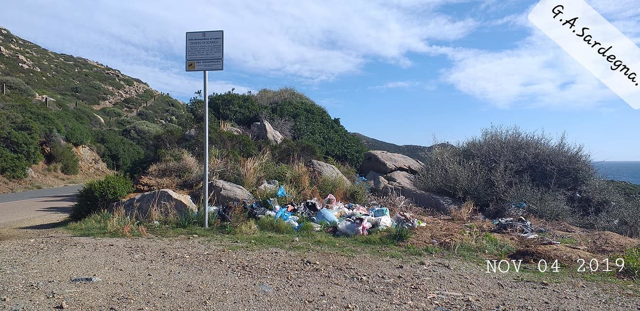 Solanas, sulla Cagliari-Villasimius le discariche incivili addirittura crescono: “Microplastica per i poveri pesci”