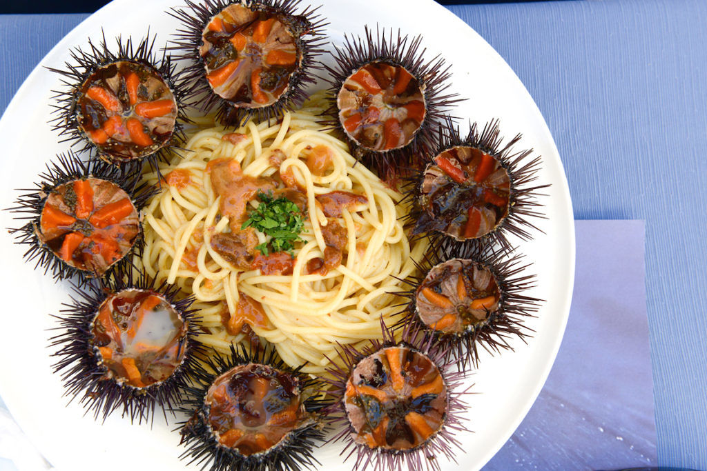 Cagliari, i ristoranti alla conquista del mare: nuovo locale al porto e ritorno dei ricciai al Poetto