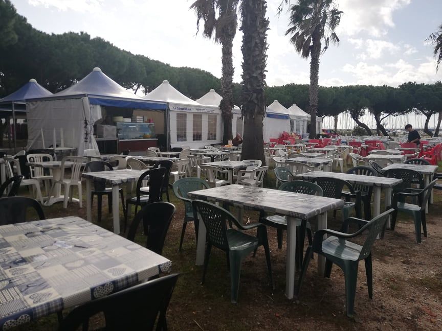 Cagliari, ricciai disperati a Su Siccu: “Tavoli vuoti per colpa di chi ‘difende’ i ricci”