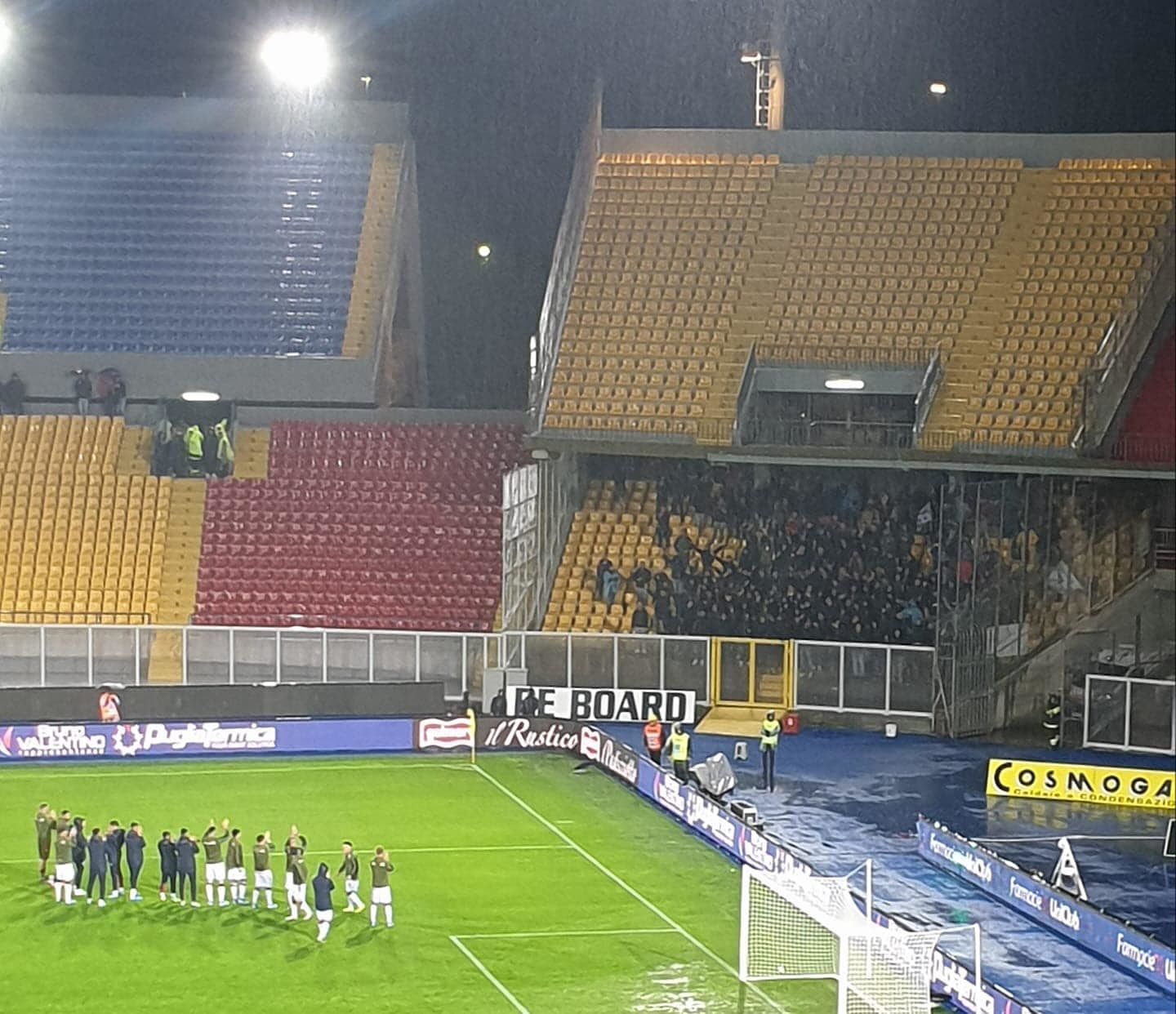 I tifosi del Lecce offrono ospitalità per la notte a quelli del Cagliari: la bella lezione di sport sotto la pioggia