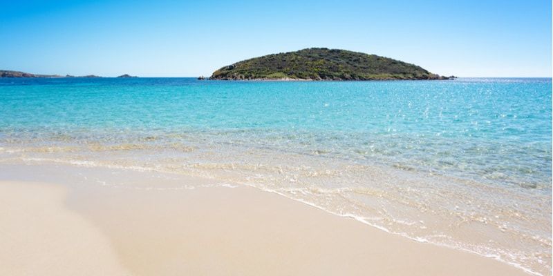 M5S contro Solinas: “Vuole i chioschi selvaggi. Distruggerà le spiagge della Sardegna”