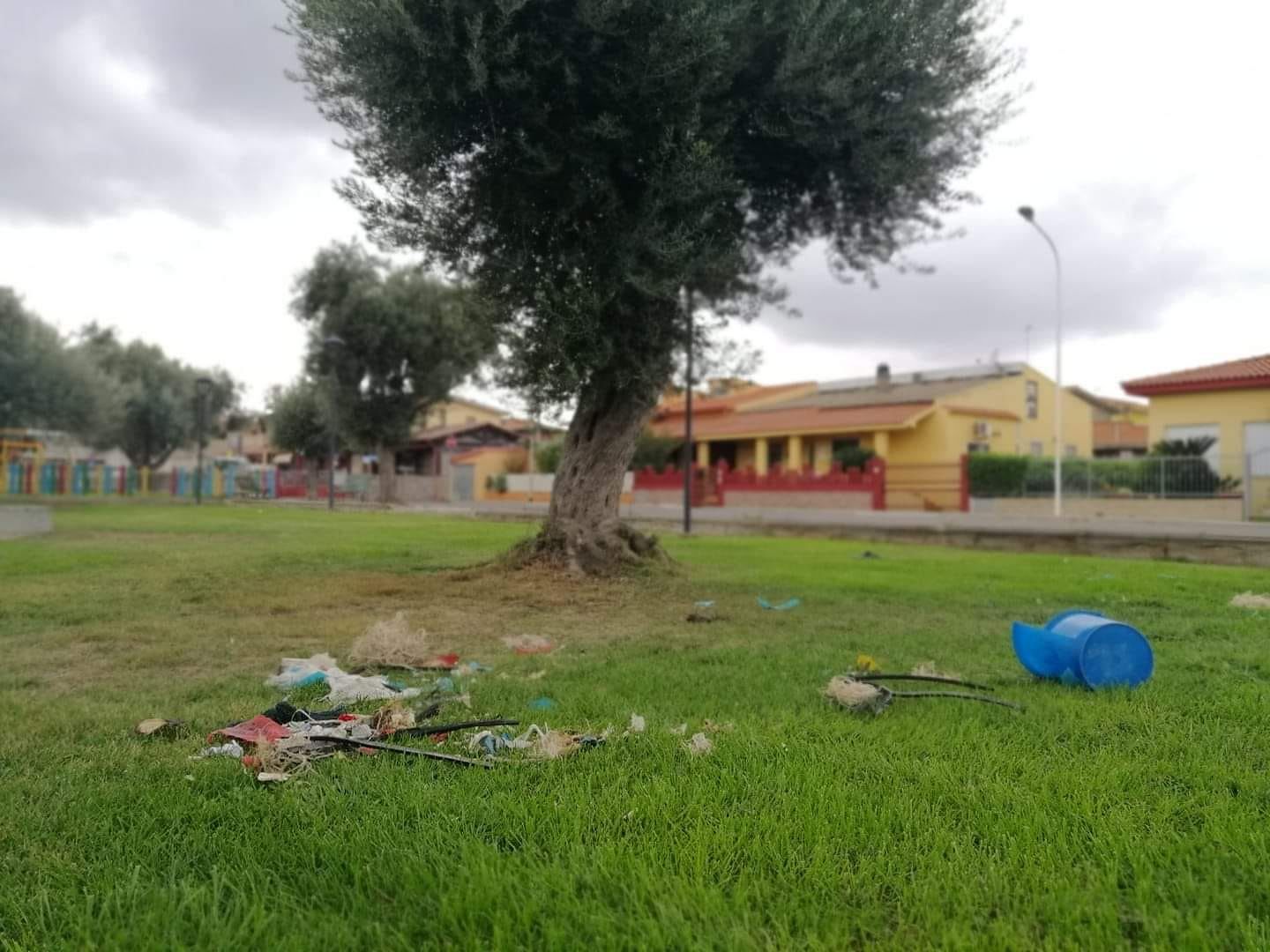 Uta, gli incivili gettano i rifiuti nel parco comunale: “Bravi leoni da tastiera, multa di 500 euro”