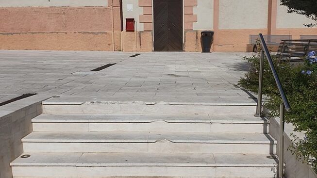 Aveva danneggiato la piazza di Sarroch, il vandalo chiede scusa: ora lavorerà gratis per il Comune