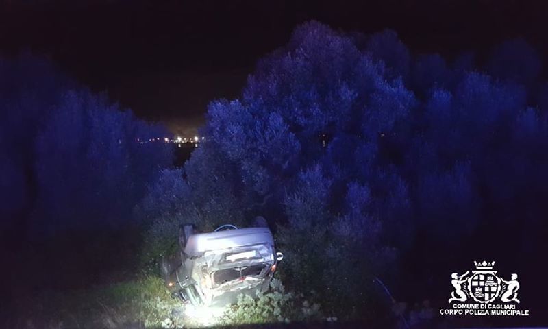 Cagliari, volo di 50 metri sulla 195 racc: la Fiesta guidata da un ventenne si ribalta e finisce in un fossato