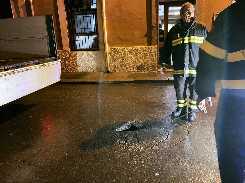 Cagliari, paura a Stampace: voragine in strada davanti al San Giovanni di Dio