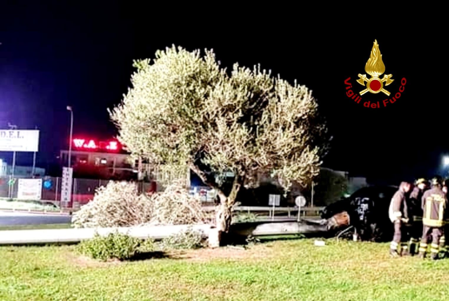 Auto si schianta su un lampione a Sestu: nessuna traccia del conducente