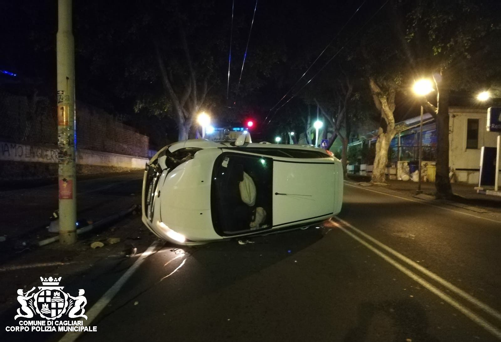Cagliari, si schianta su un palo in viale Merello e l’auto si ribalta: ferita una 19enne