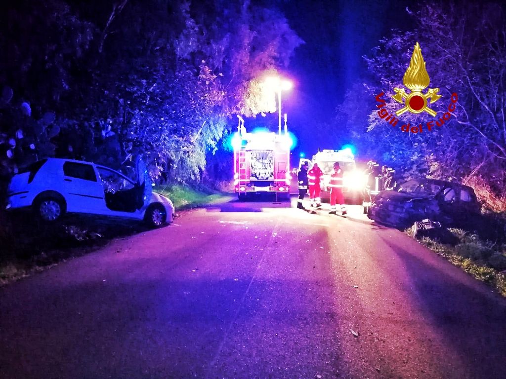 Scontro tra due auto a Sili, quattro feriti: due persone estratte dalle lamiere