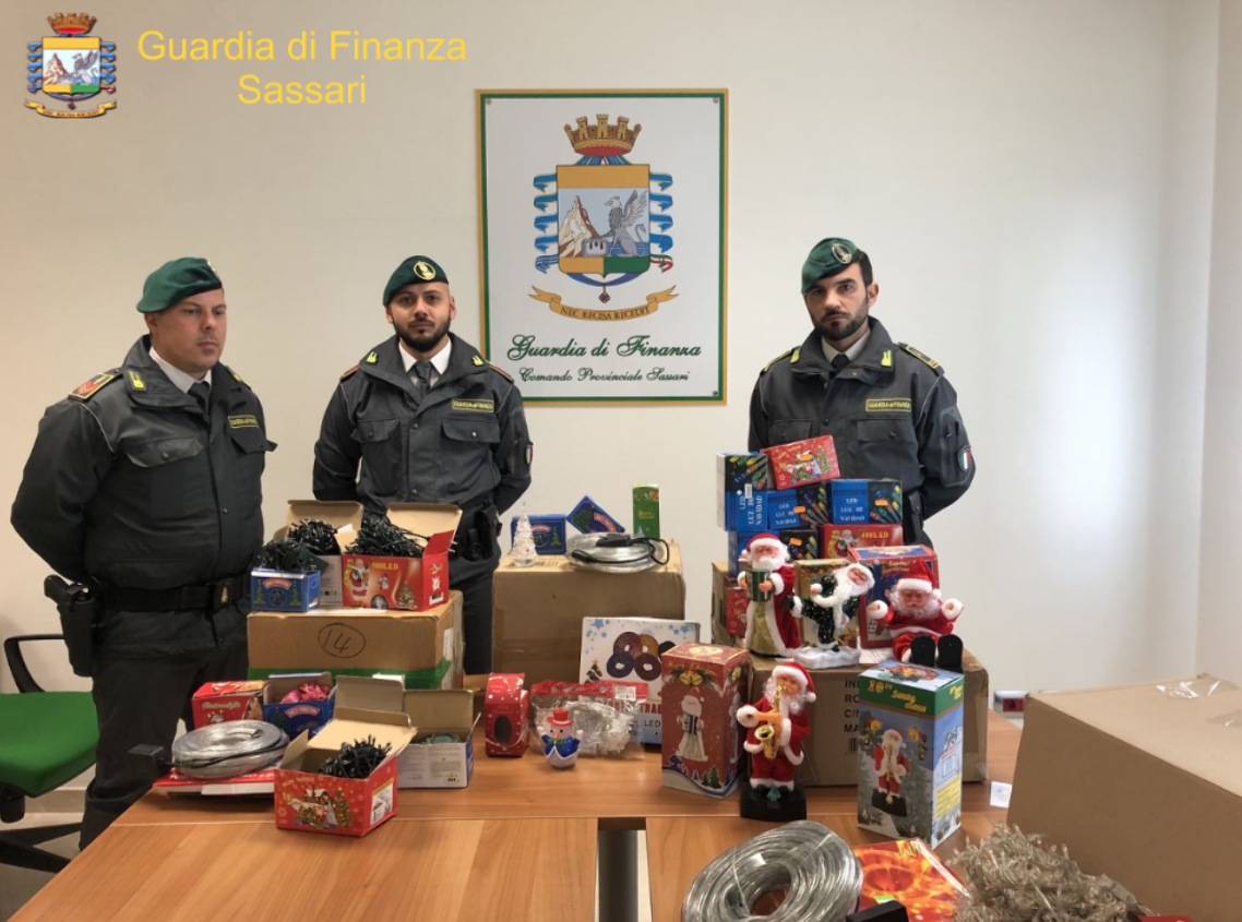 Sequestrate dalla Finanza 300mila luminarie non in regola: nei guai commercianti cinesi a Sassari