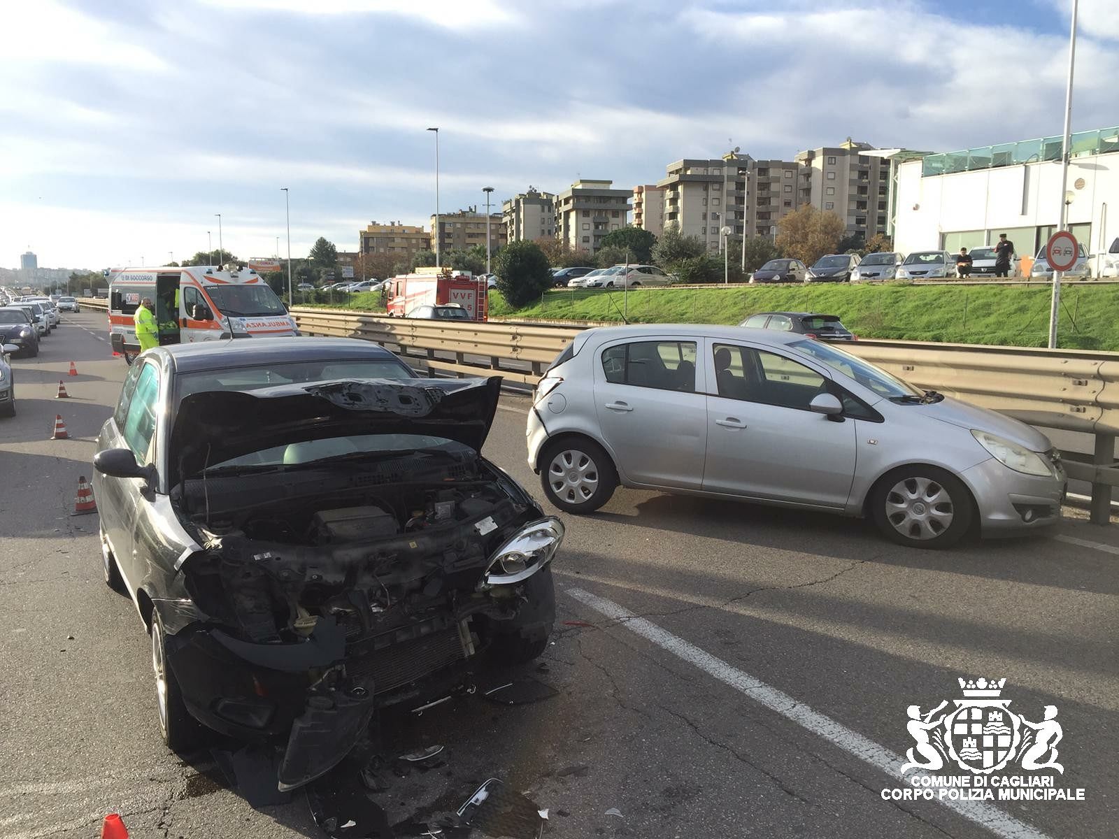 Cagliari, violento tamponamento sull’asse mediano: ferite lievi per due donne