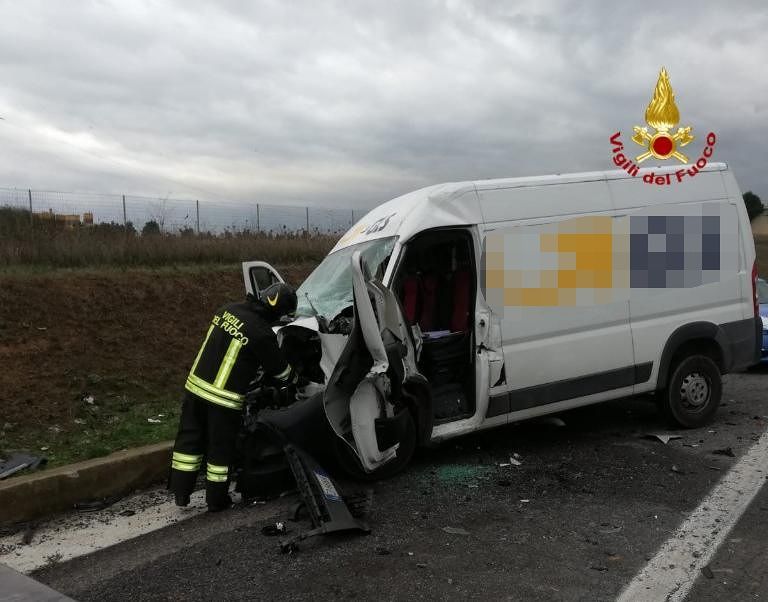 Tragedia sulla Ss 131 a Sestu: scontro tra un furgone e un trattore, muore un 48enne