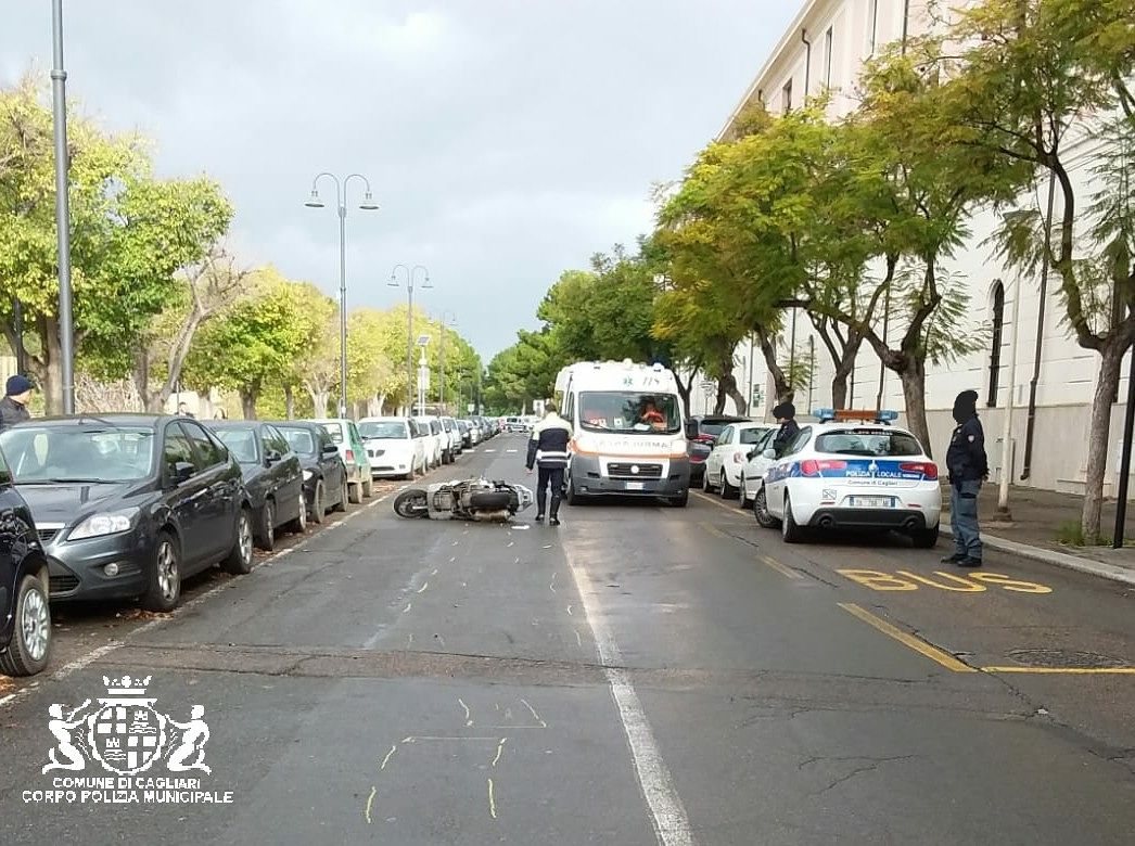 Viale Buoncammino, 64enne perde il controllo dello scooter e cade: è gravissimo