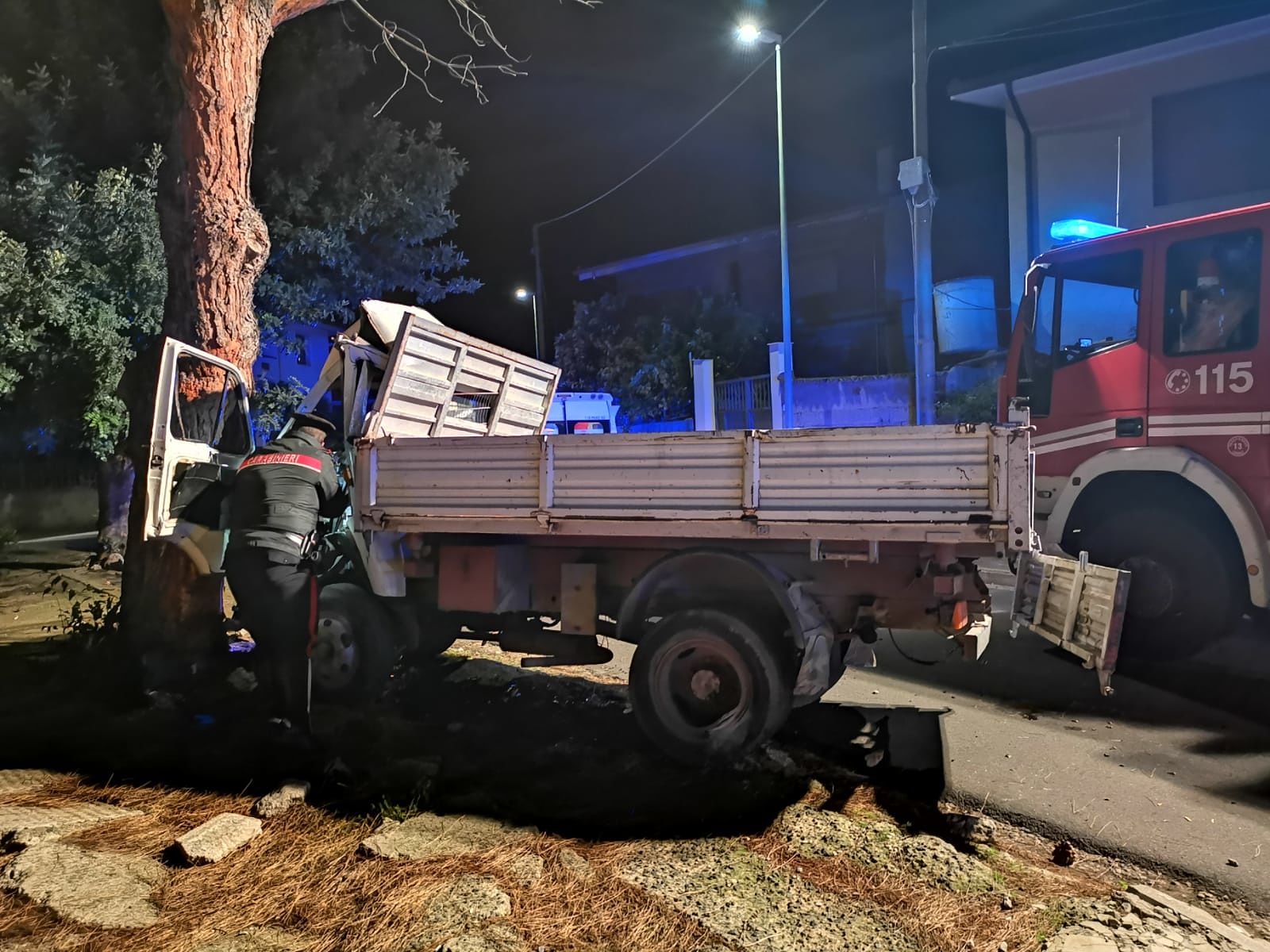 Villacidro, operaio evade dai domiciliari e si schianta su un pino con l’autocarro: è grave