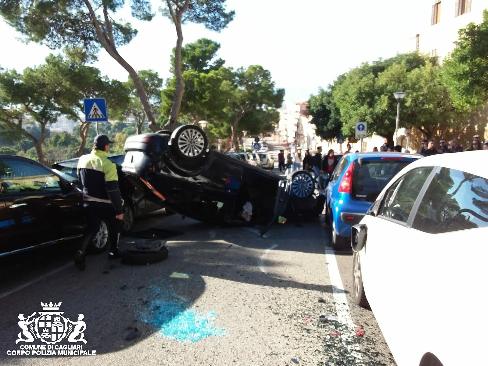 Cagliari, autoscontro con le vetture in sosta: Ford colpisce quattro auto e si ribalta