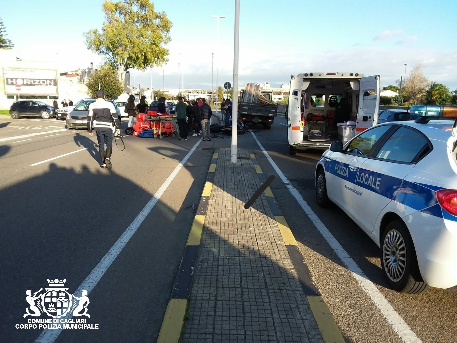 Scontro tra una moto e un autocarro in via Vesalio: grave un centauro di 31 anni