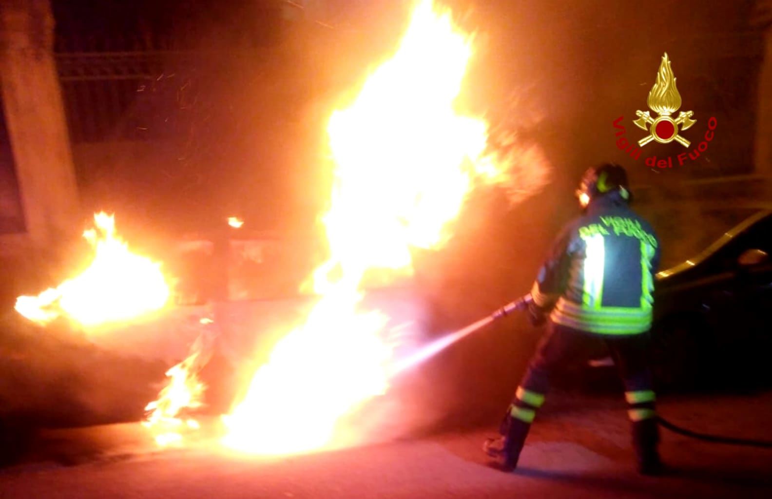 Cagliari, fiamme all’alba in via Einaudi: distrutte due auto in sosta