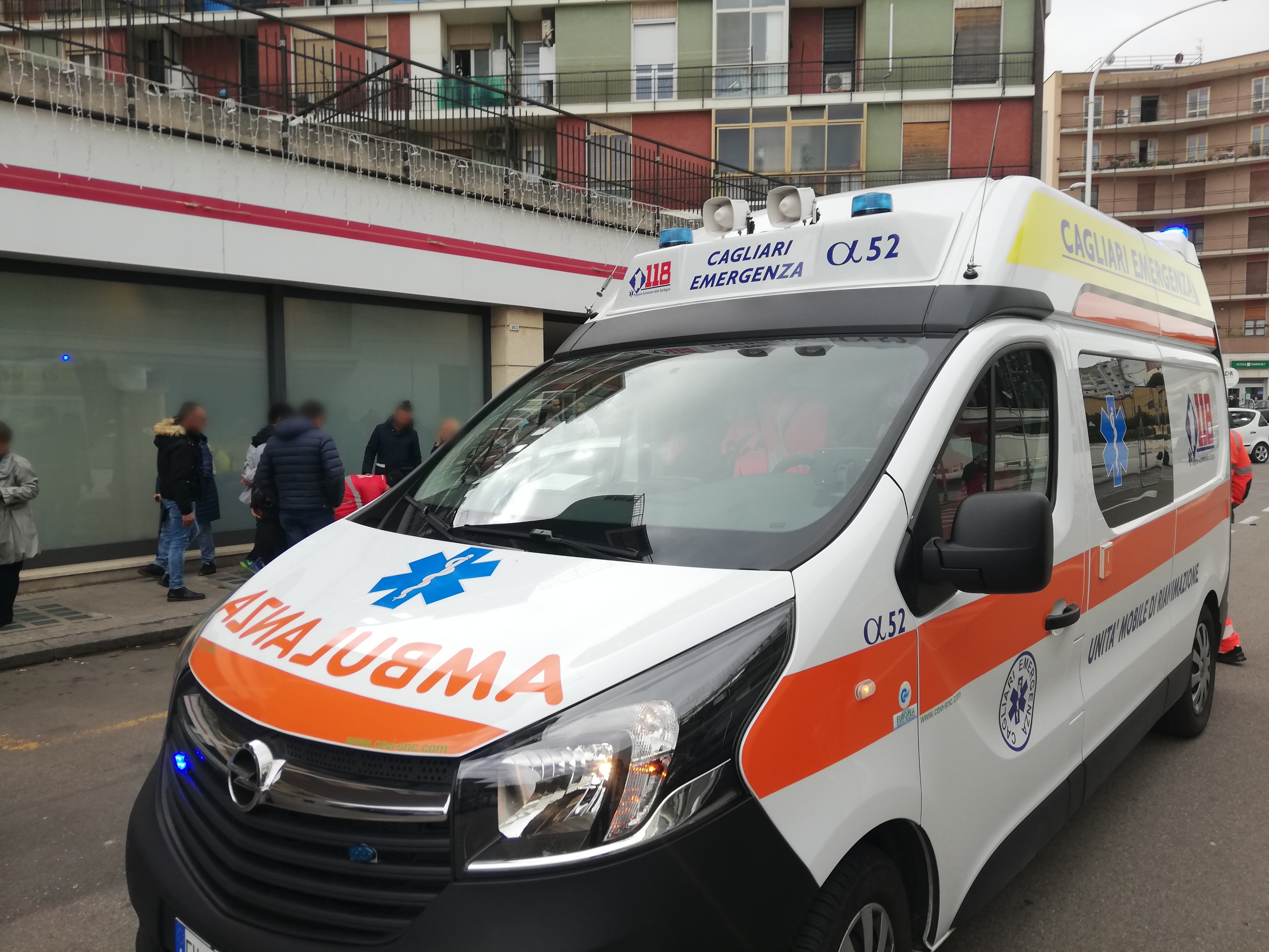 Cagliari, ha un malore e sviene: anziano “risvegliato” da un assistente di volo eroe