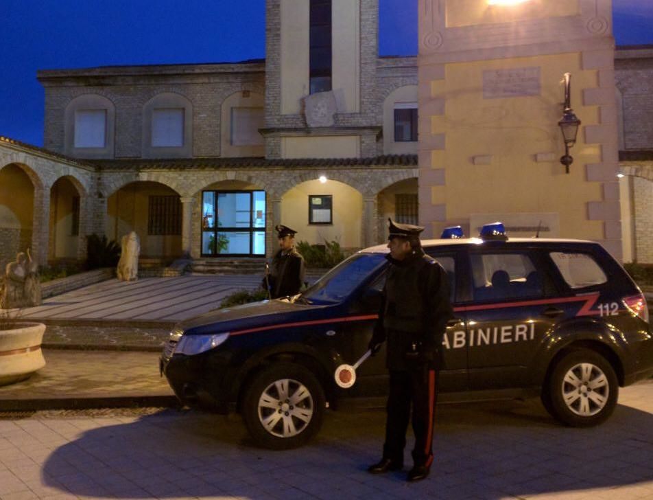 Minaccia i genitori che gli negano i soldi per la droga, poi tenta il suicidio: 25enne in manette a Furtei