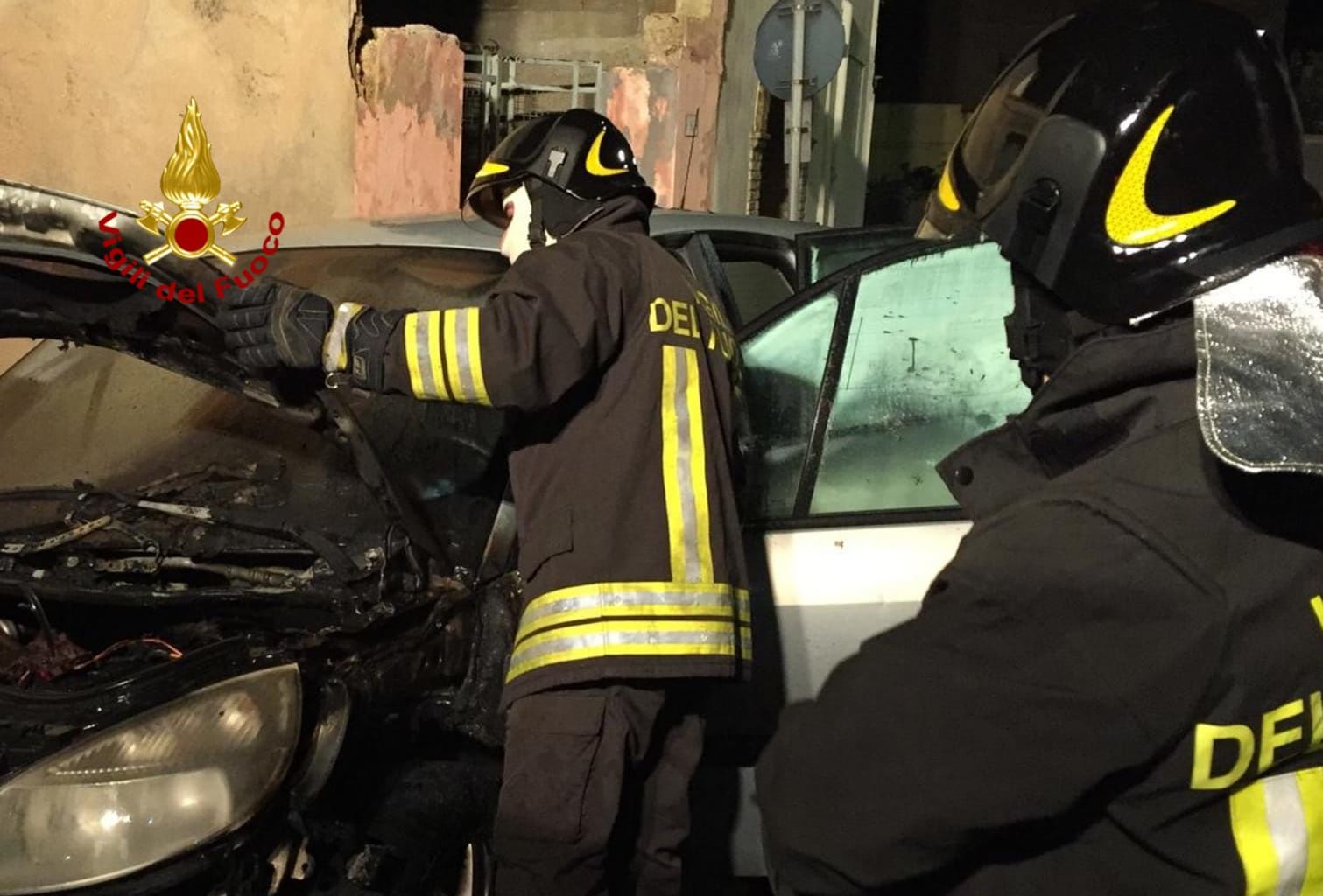 Auto in sosta in fiamme nella notte a Settimo San Pietro e Villasor