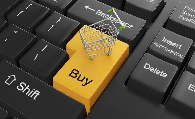 Ultimi giorni per gli acquisti di Natale, occhio alle truffe online: i consigli della polizia