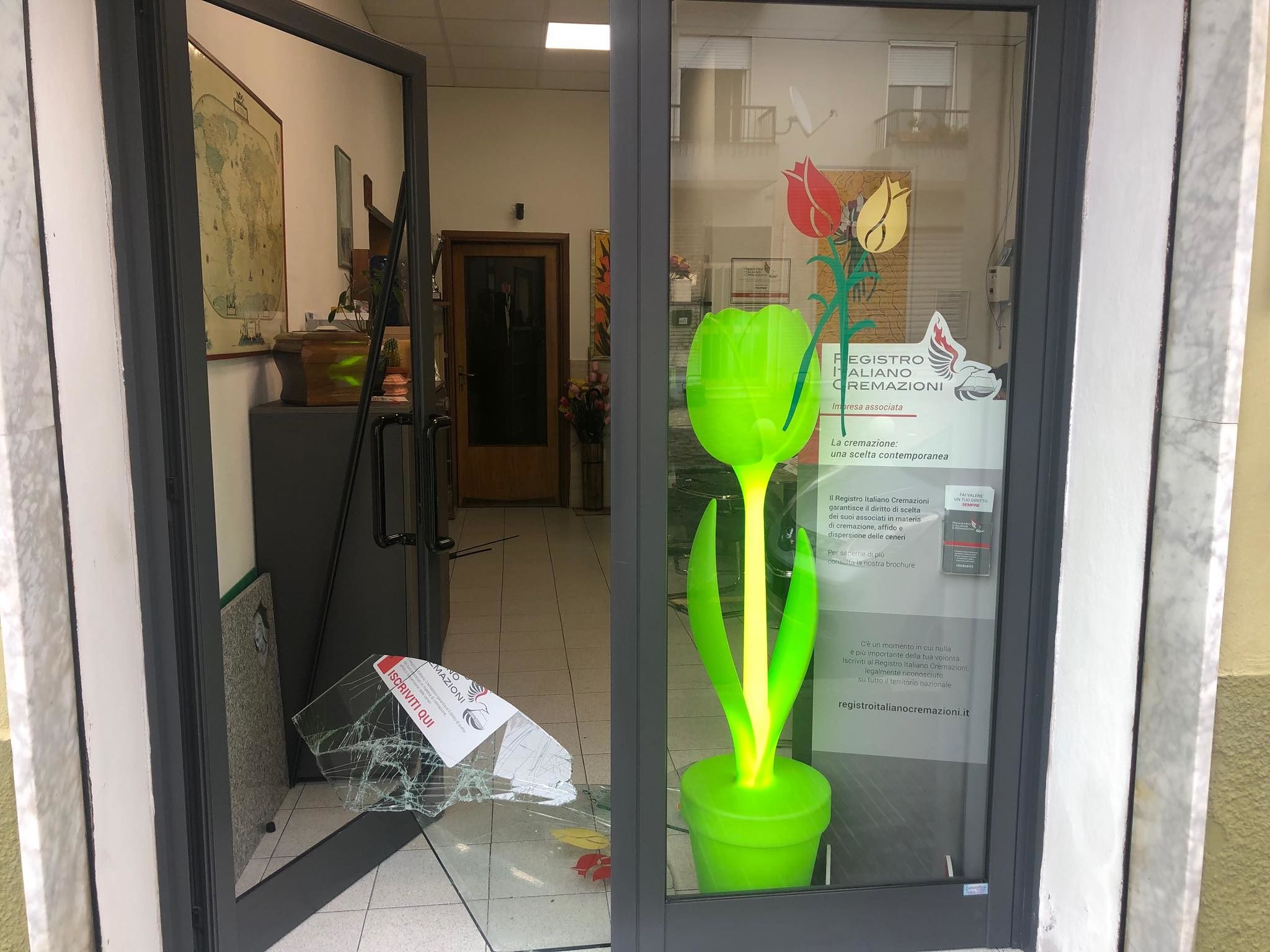 Cagliari, la denuncia: “Agenzia funebre svaligiata, hanno rubato 400 euro e uno smartphone”