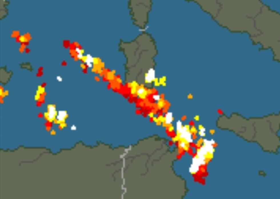 Lunghissima scia di fulmini su tutto il sud Sardegna, cieli “illuminati” da Cagliari a Iglesias