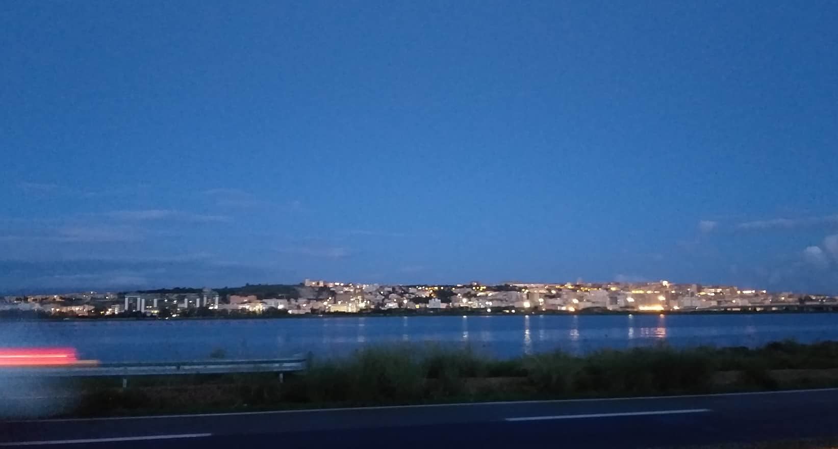 Incubo statale 195, chilometri di fila ogni giorno: la sera ci salva il panorama